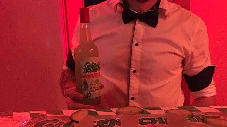 Barkeeper Florian Schindhelm schenkt den Gurkenschnaps gern und viel aus.