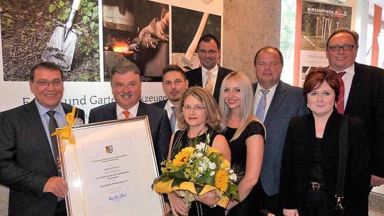 Auszeichnung für die Firma Krumpholz-Werkzeuge: (von links) Claus Krumpholz, Landrat Klaus Peter Söllner, Claus Georg Krumpolz, Elke Krumpolz, MdL Martin Schöffel, Sarah Nöske, Bürgermeister Werner Burger, stellvertretende Landrätin Christina Flauder und stellvertretender Landrat Dieter Schaar. Fotos: Werner Reißaus