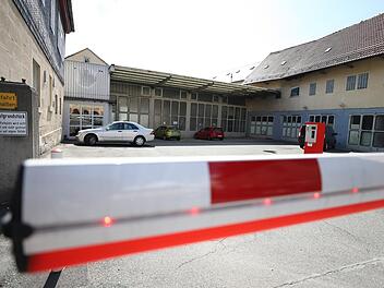 Derzeit dient das Areal des ehemaligen Autohauses Endres nur als Parkplatz. Dass sich hier eine große Kette ansiedelt, wäre theoretisch möglich, allerdings müssten dafür viele offene Fragen geklärt werden - unter anderem die nach einem Investor. Foto: Marian Hamacher