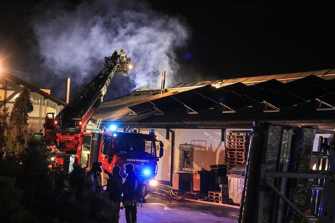 Brand in Elektrofachmarkt fordert Einsatzkräfte
