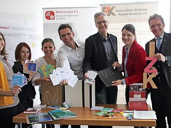 Beim Start der UUX-Roadshow (v. li.): Alexandra Klinke, Katrin Schubert, Susanne Nikolaus, Harald Schubert, Hendrik Montag-Schwappacher, Andrea Jansen und IZK-Sprecher Hans Rebhan Foto: Veronika Schadeck