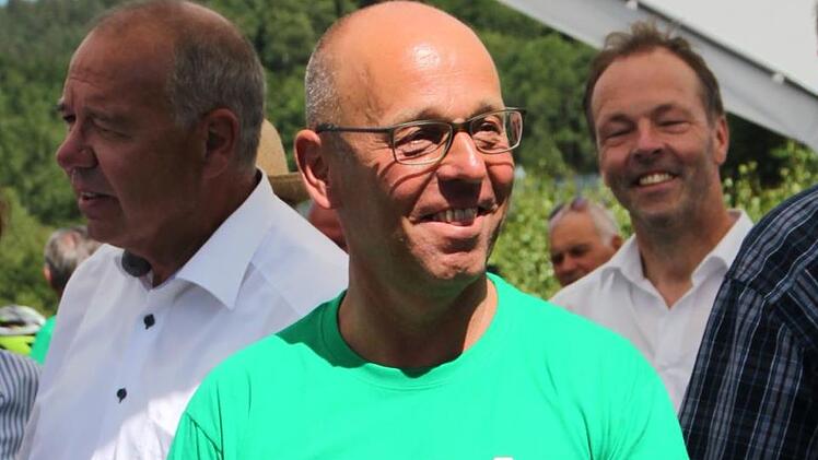 Wildfleckens Bürgermeister Gerd Kleinhenz auf dem historischen Laufrad  Foto: Ulrike Müller