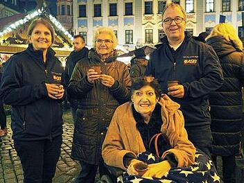F&uuml;r Monika Zachert ist der Besuch des Coburger Weihnachtsmarktes etwas Besonderes . Alexandra M&uuml;ller und Matthias Neuf vom ASB haben dazu auch Mutter Inge mitgenommen.  Foto: Christoph Winter/ASB