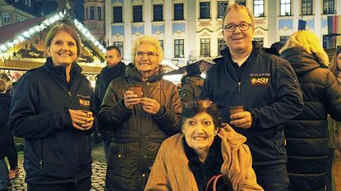 F&uuml;r Monika Zachert ist der Besuch des Coburger Weihnachtsmarktes etwas Besonderes . Alexandra M&uuml;ller und Matthias Neuf vom ASB haben dazu auch Mutter Inge mitgenommen.  Foto: Christoph Winter/ASB