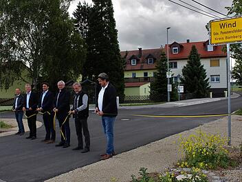 Ein Band in den Landkreisfarben durchschnitten bei der Freigabe Projektleiter Michael Dotterweich, Altbürgermeister Hans Beck, Bürgermeister Gerd Dallner, Landrat Johann Kalb, Hans-Hein Ballmann von der ausführenden Firma Leipold sowie Planer Matthias Ott (von links) Evi Seeger
