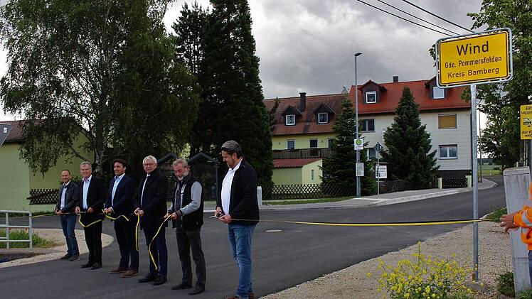 Ein Band in den Landkreisfarben durchschnitten bei der Freigabe Projektleiter Michael Dotterweich, Altbürgermeister Hans Beck, Bürgermeister Gerd Dallner, Landrat Johann Kalb, Hans-Hein Ballmann von der ausführenden Firma Leipold sowie Planer Matthias Ott (von links) Evi Seeger