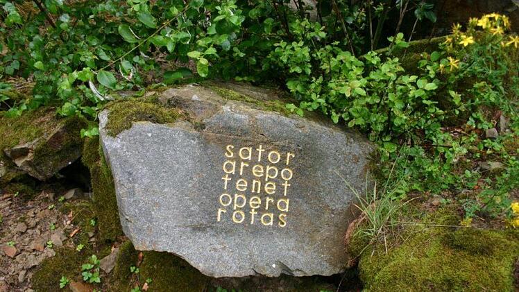 Auf einem Stein der "spuren" findet man das magische "SATOR-Quadrat", das auf Deutsch etwa heißt: Der Sämann (SATOR), Arepo (AREPO), hält (TENET) mit Mühe (OPERA) die Räder (ROTAS). Fotos: Günther Geiling