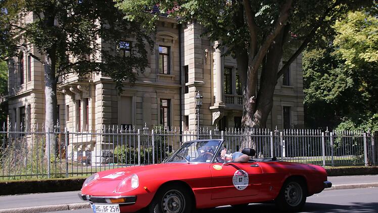 Schöne Oldtimer gab es beim Start der Franken Classic in der Kurhausstraße zu sehen. Foto: Benedikt Borst
