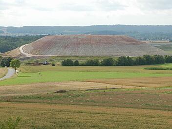 Noch ist die Pilgershöh' bei Unterwohlsbach ein fast vegetationsloser Haufen Erde. Doch die Natur hat schon genaue Pläne zu seiner Umgestaltung, wenn man sie lässt. Fotos: Rainer Lutz