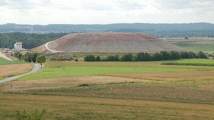 Noch ist die Pilgershöh' bei Unterwohlsbach ein fast vegetationsloser Haufen Erde. Doch die Natur hat schon genaue Pläne zu seiner Umgestaltung, wenn man sie lässt. Fotos: Rainer Lutz