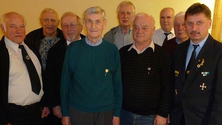 Treue Mitglieder der Soldaten- und Kriegerkameradschaft haben Vorsitzender Walter Straub (3. von rechts) und Kreisvorsitzender Klaus Lutz (rechts) geehrt: Helmut Schmitt, Lothar Straub, Dieter Straub, Alfons Schlereth, Erwin Grom, Siegfried Schmitt und Karl Schlereth. Foto: Wolfgang Kretschmer