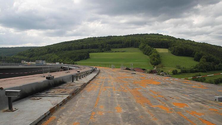 Auf der alten Brücke sieht es ziemlich leer aus. Der Belag der Fahrbahn wurde längst entfernt.