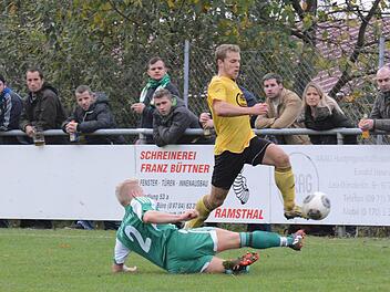 Grätsche geht immer: Konsequente Verteidigungsarbeit leistet hier Ramsthals Marcel Schmitt beim Balleroberungs-Versuch gegen Julian Wüscher vom FC Thulba. Foto: ss