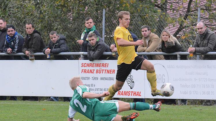 Grätsche geht immer: Konsequente Verteidigungsarbeit leistet hier Ramsthals Marcel Schmitt beim Balleroberungs-Versuch gegen Julian Wüscher vom FC Thulba. Foto: ss