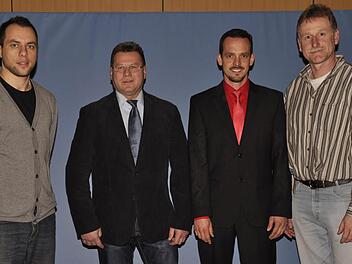 Sie sind die tragenden Stützen in der Vereinsarbeit des TSV Reiterswiesen und in der Jugendarbeit, daher wurden sie mit den Ehrennadeln des BLSV und der Bayerischen Sportjugend ausgezeichnet (von links): Marco Seufert, Helmut Bickert, Tobias Geipel und Stefan Renninger.Foto: Peter Klopf