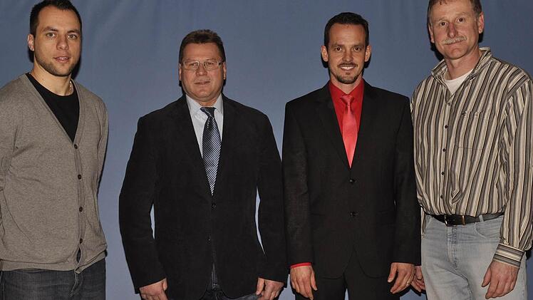 Sie sind die tragenden Stützen in der Vereinsarbeit des TSV Reiterswiesen und in der Jugendarbeit, daher wurden sie mit den Ehrennadeln des BLSV und der Bayerischen Sportjugend ausgezeichnet (von links): Marco Seufert, Helmut Bickert, Tobias Geipel und Stefan Renninger.Foto: Peter Klopf