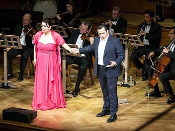 Sopranistin Iva Ionova und Tenor Joel Montero beim Osterkonzert mit dem Kurorchester im Regentenbau.  Foto: Klaus Stebani