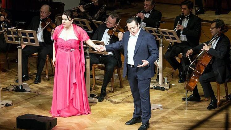 Sopranistin Iva Ionova und Tenor Joel Montero beim Osterkonzert mit dem Kurorchester im Regentenbau.  Foto: Klaus Stebani