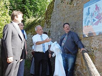 Die Enthüllung mit Berthold Freiherr von Haller zu Hallerstein, Bürgermeister Markus Grüner und Landrat Hermann Ulm (v.r.)  Foto: Löwisch