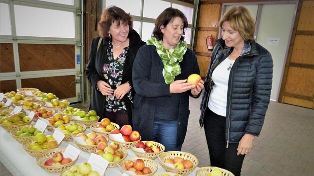 Einladung zum Fachsimpeln: Dunja Pfaffenberger begutachtet mit Anita Sack die Sortenvielfalt. Foto: Werner Rei&szlig;aus