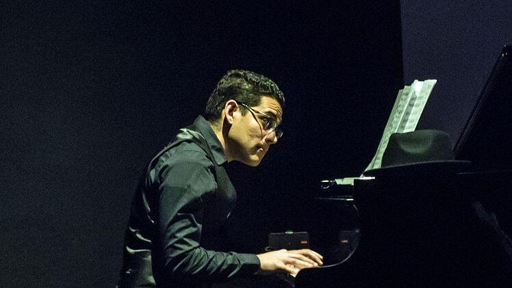 Sascha Mai (rechts) und MArco A. Cruz Otero gestalteten einen bemerkenswerten Liederabend im Coburger Theater in der Reithalle.Foto: Jochen Berger