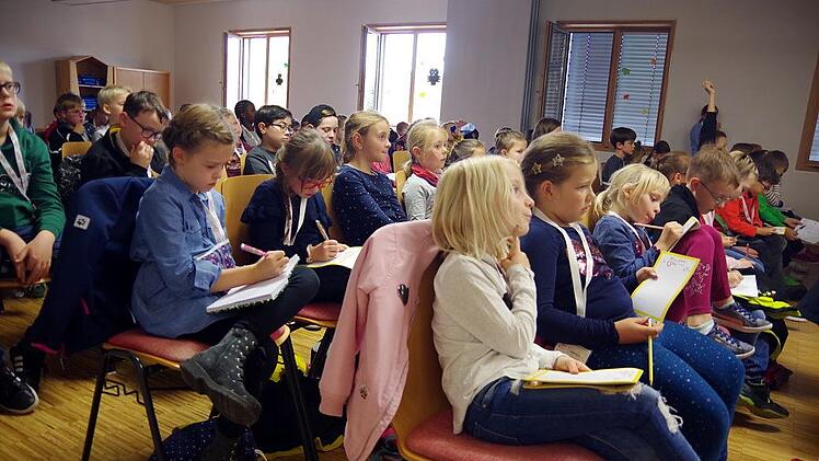 Die Kinder schrieben fleißig mit. Foto: Heike Schülein
