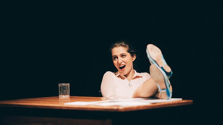 Francesca Paratore gestaltet die Titelrolle der Mono-Oper "Das Tagebuch der Anne Frank" in der Coburger Reithalle.Foto: Sebastian Buff