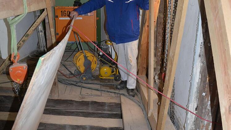 Restaurator Adalbert Wiech auf dem Deckengebälk, das den Kamin trug. Es haben sich buchstäblich die Balken gebogen.