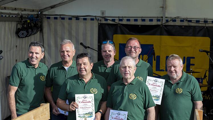 Zum Jubiläum gab es viele Ehrungen. Vorsitzender Uwe Bartenstein (von links) mit Gerhard Krug, Wolfgang Dünisch, Marcel Bronnsack, Rudolf Ziegler, Thomas Mauer sowie  Günther Gessner. Foto: Annette Warmuth