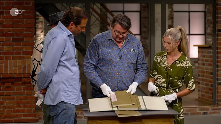 "Das ist ein ganz ber&uuml;hmtes Werk", erkl&auml;rte auch Daniel Meyer (Mitte), w&auml;hrend er die einzelnen Holzschnitte genau betrachtete.