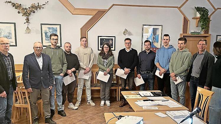 Gesch&auml;ftsf&uuml;hrer Stefan Fella und stvellvertretender Landrat Emil M&uuml;ller mit dem frisch gebackenen Landwirtschaftsmeister Moritz Kleinhenz aus Hausen und den Absolventen der Abschlu&szlig;pr&uuml;fung Erik Sch&auml;rpf aus Wartmannroth, Benjamin Simon aus Elfersha...