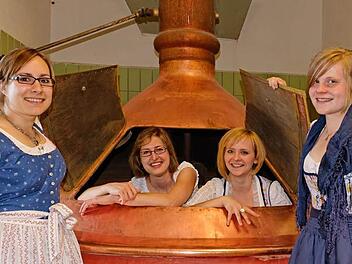 Isabella Straub (28 Jahre), Yvonne Wernlein (31 Jahre), Gisela Hansen (25 Jahre) und Monika Hansen (23 Jahre, von links) haben ein Bier für Frauen gebraut mit dem Namen "HolladieWaldfee". Fotos: Markus Raupach