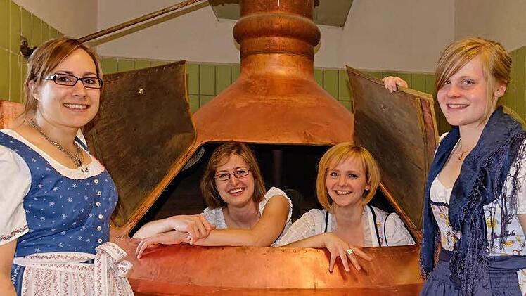 Isabella Straub (28 Jahre), Yvonne Wernlein (31 Jahre), Gisela Hansen (25 Jahre) und Monika Hansen (23 Jahre, von links) haben ein Bier für Frauen gebraut mit dem Namen "HolladieWaldfee". Fotos: Markus Raupach