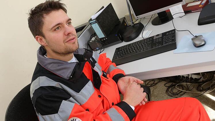 Dabei ist das Rote Kreuz stark auf ehrenamtliche Helfer angewiesen: 20 Prozent aller Dienste im Rettungsdienst müssen von Ehrenamtlichen besetzt sein.