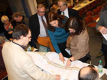 Jede Menge Fragen klärten Bauingenieur Gerhard Schwarzer (links vorne) und die weiteren Planer im Rahmen der Anliegerversammlung gleich anhand der Pläne. Fotos: Ralf Ruppert