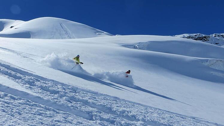 Horst Kneitz und Charly Hetz bei der Abfahrt durch idealen Pulverschnee. Foto: privat