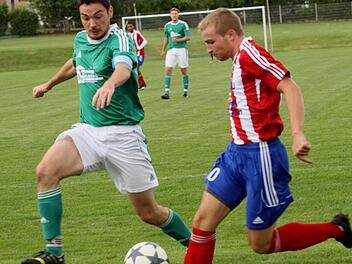 Der Dampfacher Philipp Geßendörfer (rechts) flankt gefährlich vors Tor, Gästekapitän Benedikt Carton kommt zu spät.Foto: Günther Geiling
