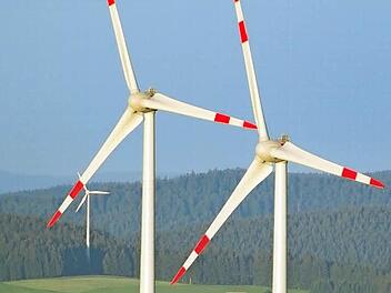 Der Kulmbacher Stadtrat verweigert auch im zweiten Anlauf sein Einvernehmen für den Bau der Windparks auf der Kirchleuser Platte und bei Rugendorf. Symbolbild: Patrick Seeger / dpa