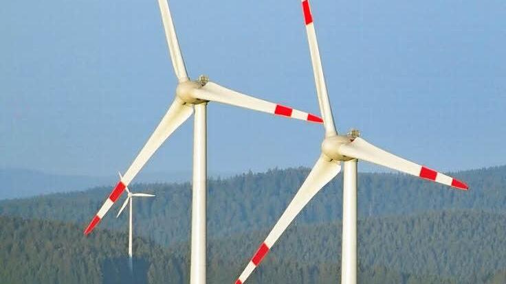 Der Kulmbacher Stadtrat verweigert auch im zweiten Anlauf sein Einvernehmen für den Bau der Windparks auf der Kirchleuser Platte und bei Rugendorf. Symbolbild: Patrick Seeger / dpa