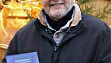 Werner Singer stellte beim Weihnachtsmarkt sein Büchlein vor.