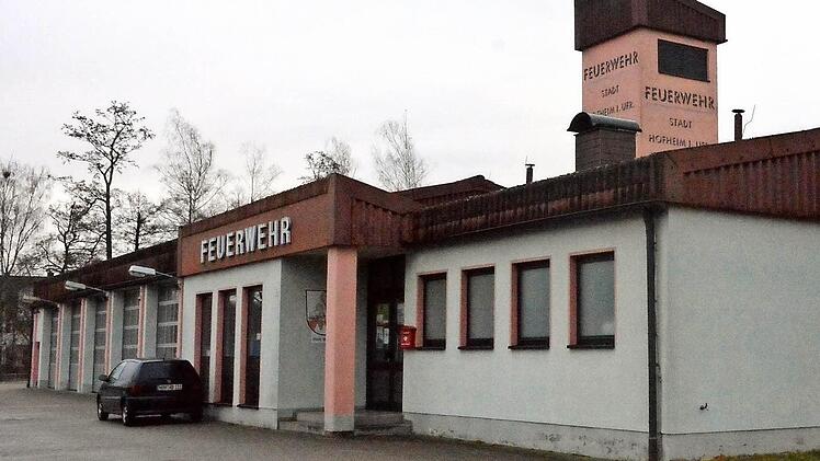 So ruhig wie auf dem Bild geht es vor dem Hofheimer Feuerwehrgerätehaus in der Rügheimer Straße nicht immer zu.  Foto: Gerhard Schmidt
