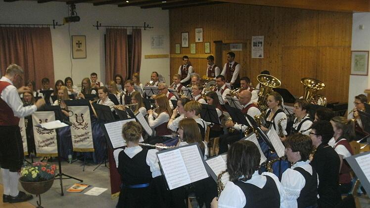 Impressionen vom Frühjahrskonzert der Eschenbacher Musikanten in der Eschenbachhalle Obereschenbach Foto: Thomas Reuter