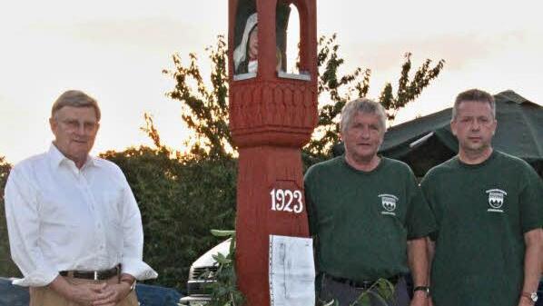 Kreisheimatpfleger Günter Lipp (links) hatte Informatives zum Bildstock "hervorgekramt", Wegewart Heinz Fausten (Zweiter von rechts) vom HBV Jesserndorf hatte den Anstoß gegeben und der Zweite Vorsitzende des HBV, Helmut Ungar(rechts) freute sich über das gelungene Werk.  Foto: Helmut Will
