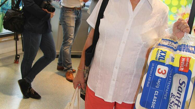 Gisela Findeisen hat Toilettenpapier im Großpack gekauft. "Die Aktion ist toll und die Hilfsbereitschaft auch", sagte sie.