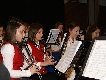 Nachdem sie mit sehr gutem Erfolg ihre D1-Prüfung abgelegt haben, spielten Luana Geuß und Lina Burger (von links) beim Frühjahrskonzert auch im großen Orchester der Blaskapelle Kirchaich mit.