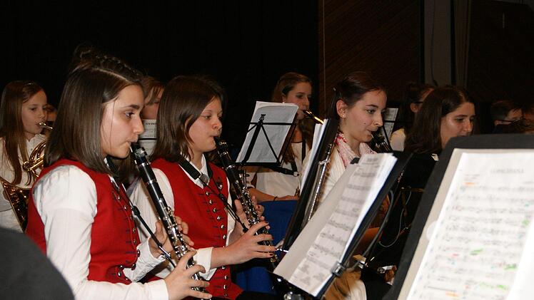 Nachdem sie mit sehr gutem Erfolg ihre D1-Prüfung abgelegt haben, spielten Luana Geuß und Lina Burger (von links) beim Frühjahrskonzert auch im großen Orchester der Blaskapelle Kirchaich mit.