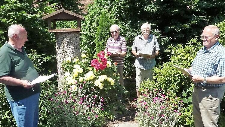 Die Kreisbewertungskommission mit Horst Heinlein, Herbert Reuther, Josef Beitzinger und Edgar Bärenz inspizierte 40 Gartenanlagen im Landkreis Kronach. Foto: Gerd Fleischmann