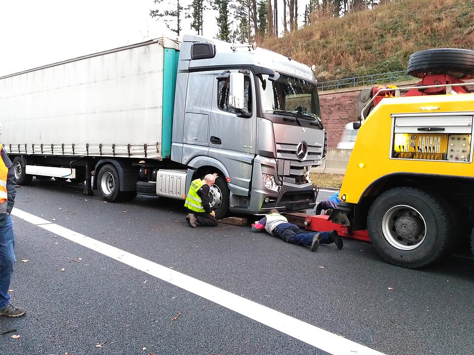 Baum stürzt bei heftigem Sturm auf Autobahn