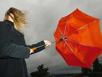 Ganz schön stürmisch: Eine junge Frau hält bei starkem Wind ihren Regenschirm festSymbolbild: Armin Weigel dpa/lby