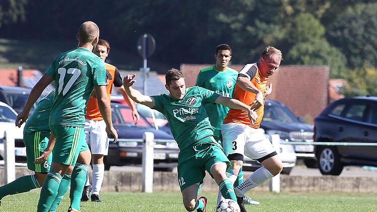 Pawel Wisniewski vom ASV Kleintettau (orangefarbenes Trikot) l&auml;sst sich vom Schammelsdorfer Jan V&ouml;lkl den Ball abluchsen.  Fotos: Sportpress